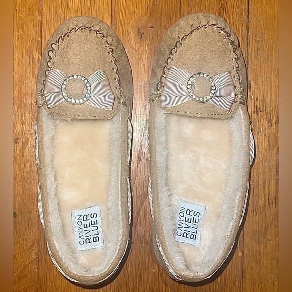 Canyon River Blues Girls Nieva Tan Faux Fur Line Moccasin Slippers Size 1 - Picture 2 of 6